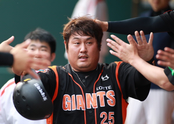 타투스코의 폭투로 선취득점에 성공한 롯데자이언츠